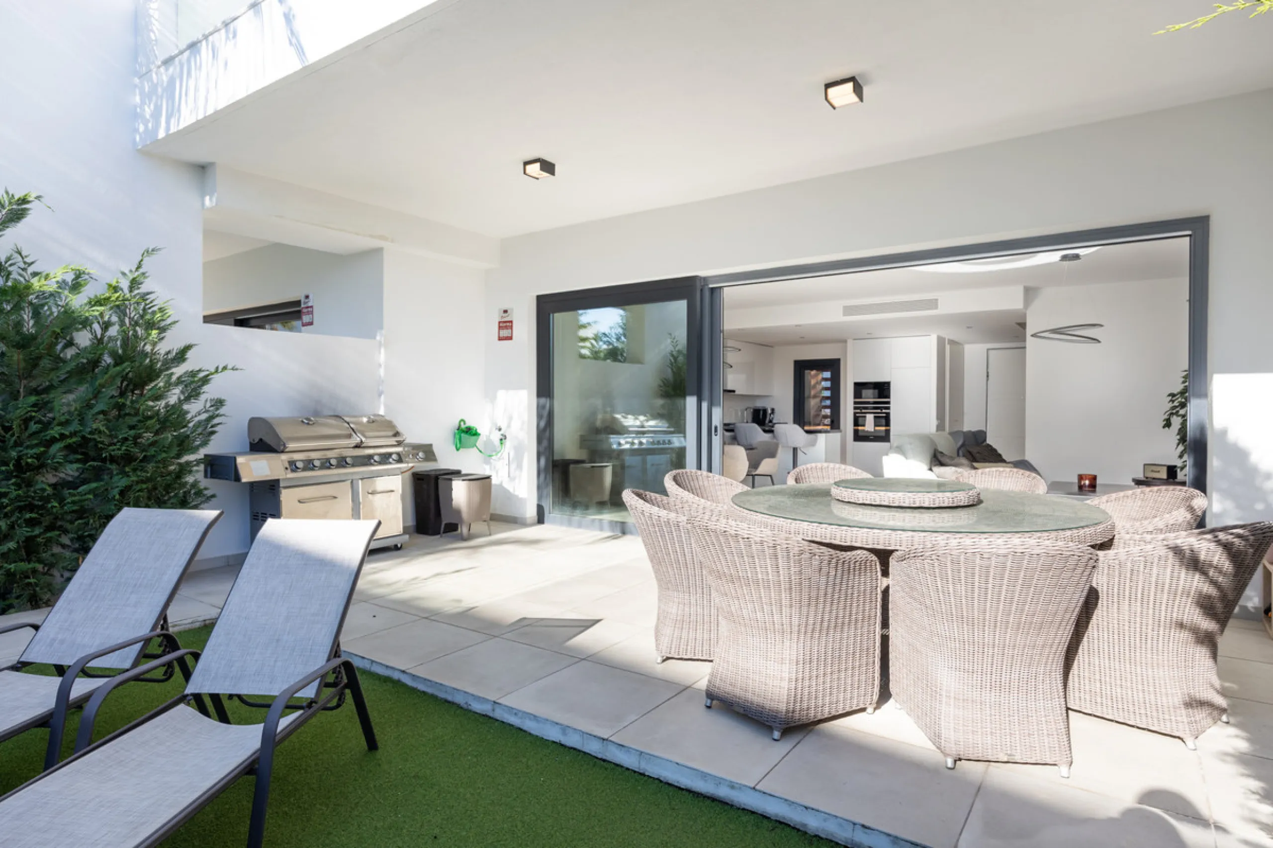 This townhouse in Los Miradores del Sol, Bel-Air Estepona, is one of the very best units in the community, built in 2022 and presented in excellent condition with high-quality materials throughout. It offers a smart layout and generously sized bedrooms.