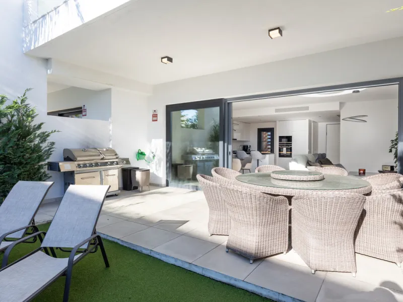 House - Townhouse в продаже в Estepona, Málaga. В доме 3 спален и 3 ванных комнат. Площадь дома 134 м²