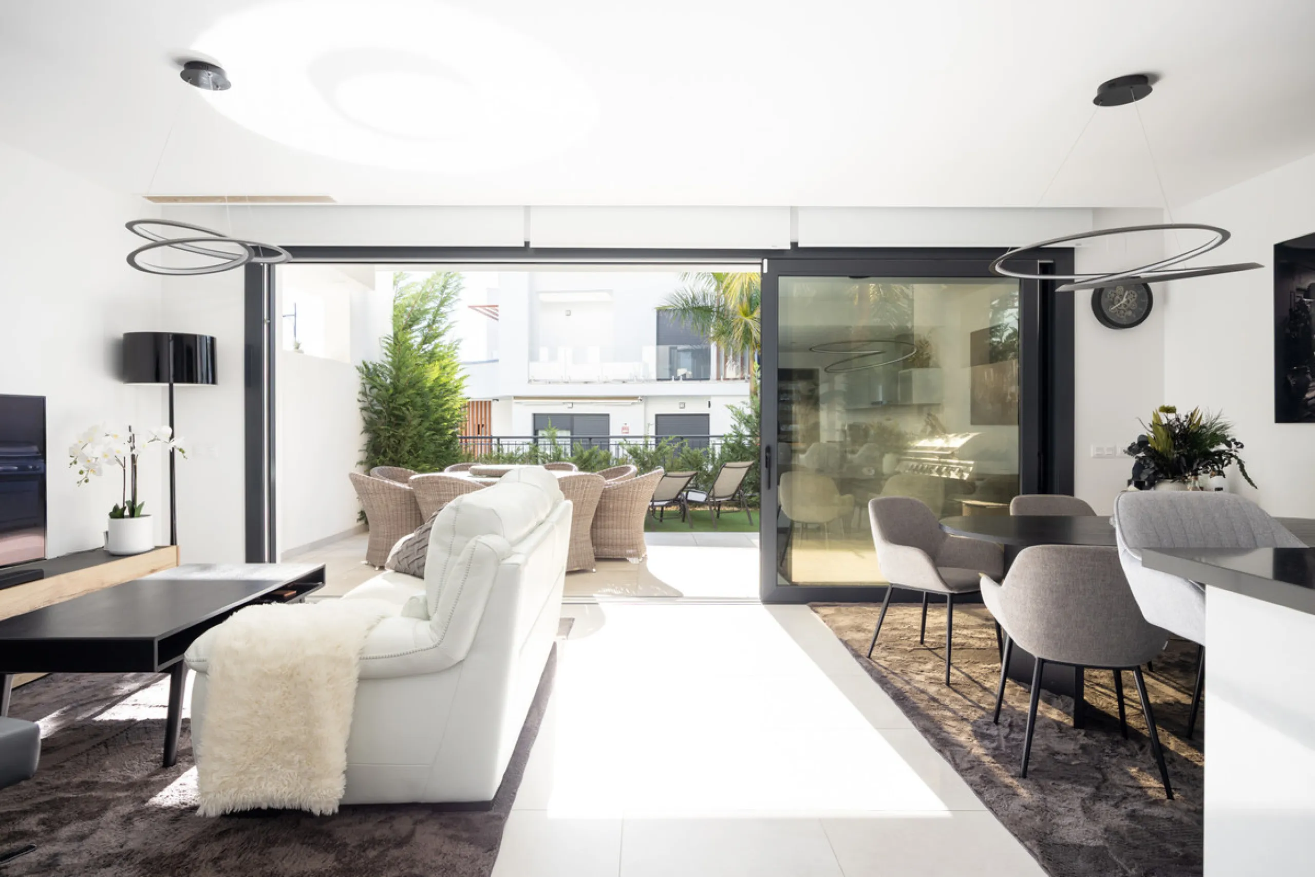 This townhouse in Los Miradores del Sol, Bel-Air Estepona, is one of the very best units in the community, built in 2022 and presented in excellent condition with high-quality materials throughout. It offers a smart layout and generously sized bedrooms.