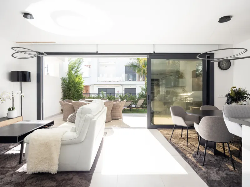 This townhouse in Los Miradores del Sol, Bel-Air Estepona, is one of the very best units in the community, built in 2022 and presented in excellent condition with high-quality materials throughout. It offers a smart layout and generously sized bedrooms.