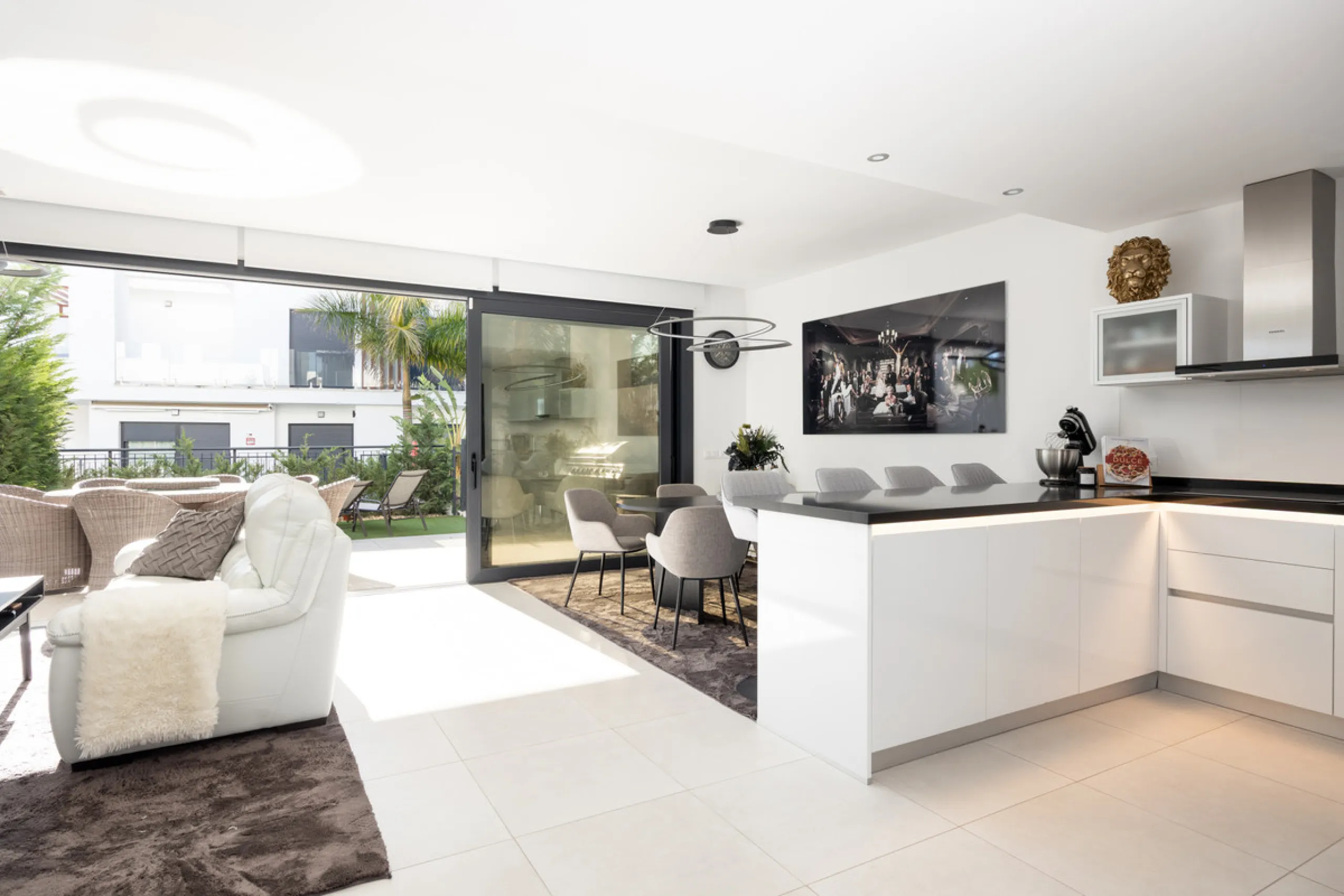 This townhouse in Los Miradores del Sol, Bel-Air Estepona, is one of the very best units in the community, built in 2022 and presented in excellent condition with high-quality materials throughout. It offers a smart layout and generously sized bedrooms.