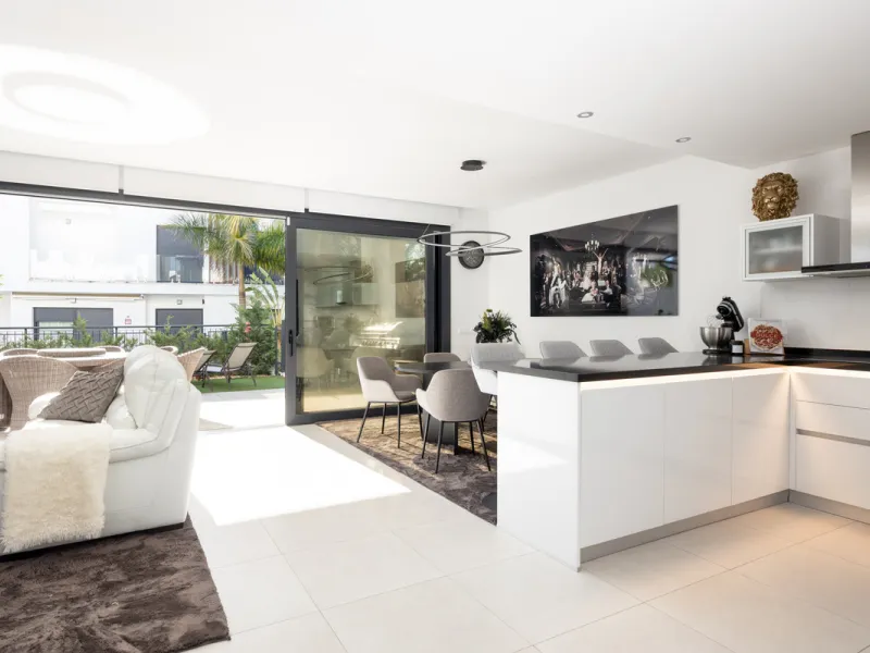 This townhouse in Los Miradores del Sol, Bel-Air Estepona, is one of the very best units in the community, built in 2022 and presented in excellent condition with high-quality materials throughout. It offers a smart layout and generously sized bedrooms.