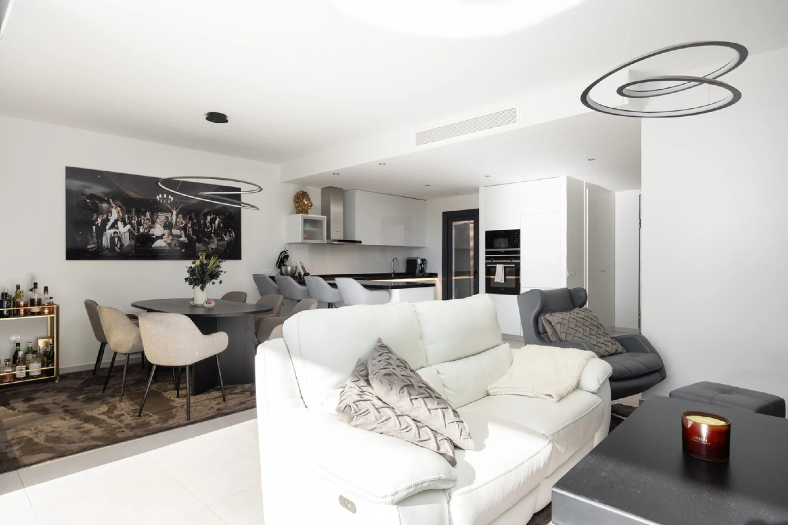 This townhouse in Los Miradores del Sol, Bel-Air Estepona, is one of the very best units in the community, built in 2022 and presented in excellent condition with high-quality materials throughout. It offers a smart layout and generously sized bedrooms.