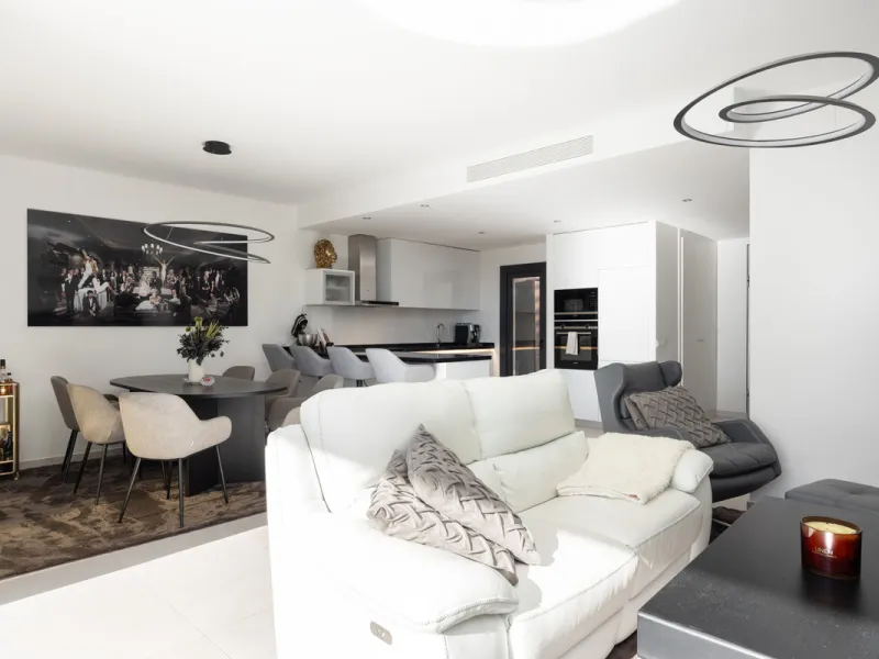 This townhouse in Los Miradores del Sol, Bel-Air Estepona, is one of the very best units in the community, built in 2022 and presented in excellent condition with high-quality materials throughout. It offers a smart layout and generously sized bedrooms.