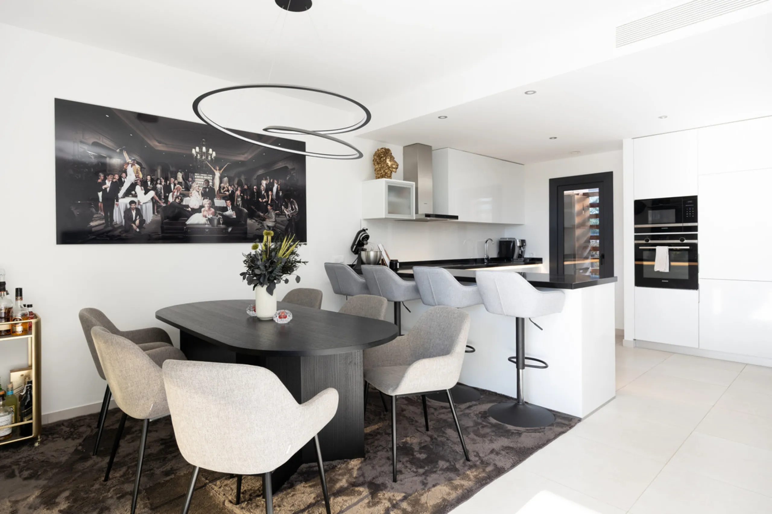 This townhouse in Los Miradores del Sol, Bel-Air Estepona, is one of the very best units in the community, built in 2022 and presented in excellent condition with high-quality materials throughout. It offers a smart layout and generously sized bedrooms.
