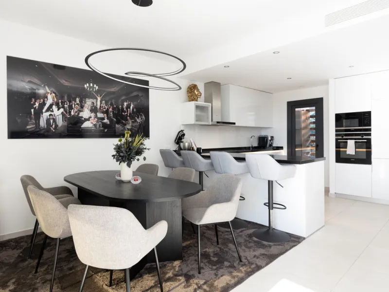 This townhouse in Los Miradores del Sol, Bel-Air Estepona, is one of the very best units in the community, built in 2022 and presented in excellent condition with high-quality materials throughout. It offers a smart layout and generously sized bedrooms.