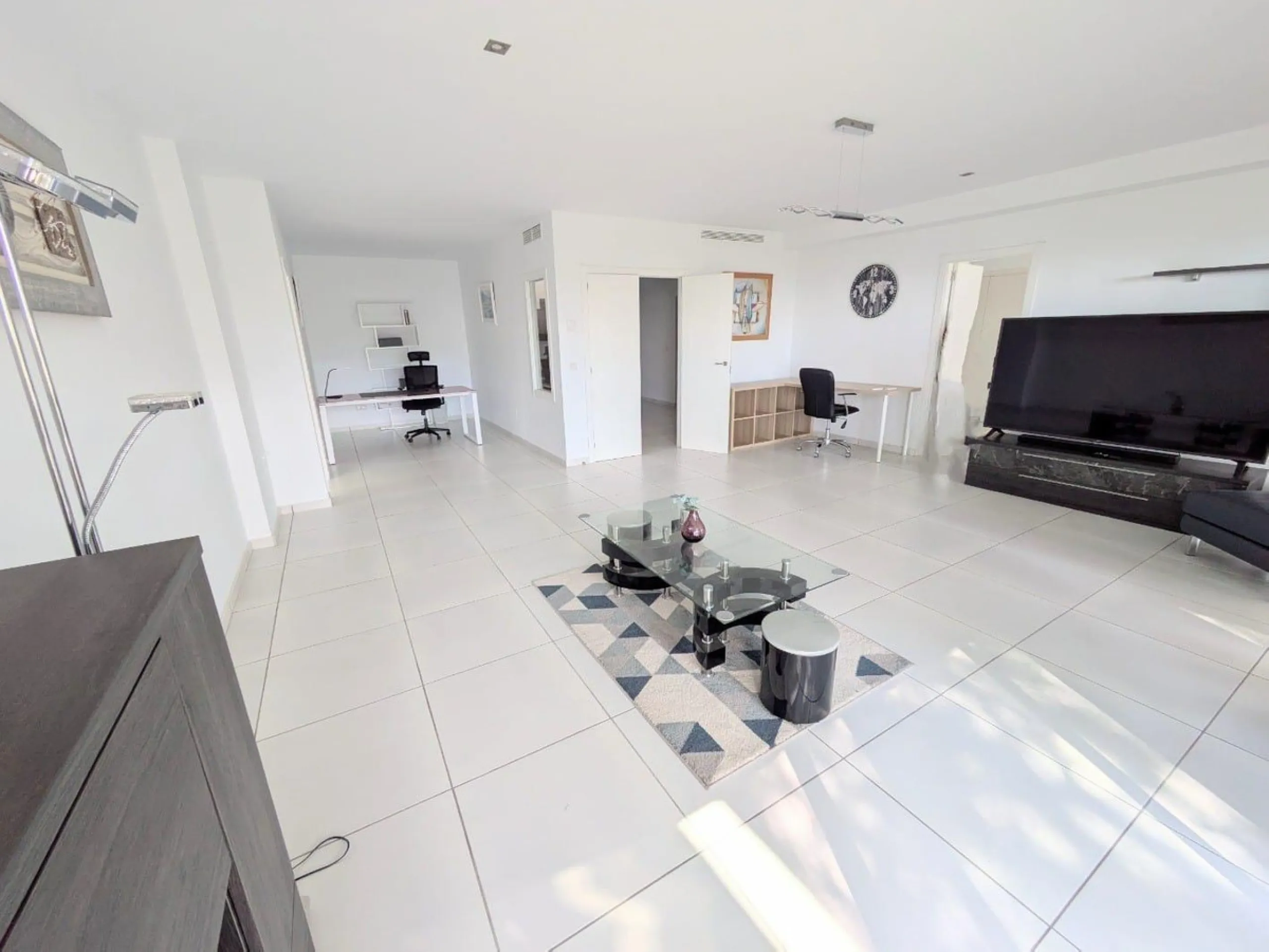 Discover this spectacular minimalist-style villa (built in 2019), located in one of the most privileged and tranquil areas of Benalmádena, surrounded by nature and with breathtaking sea views from its three terraces.