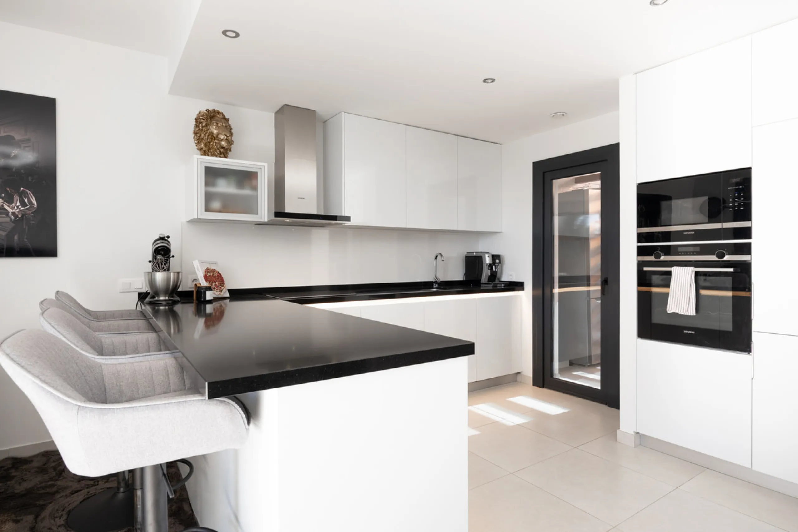 This townhouse in Los Miradores del Sol, Bel-Air Estepona, is one of the very best units in the community, built in 2022 and presented in excellent condition with high-quality materials throughout. It offers a smart layout and generously sized bedrooms.