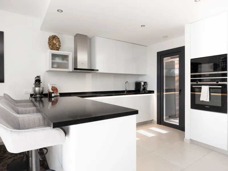 This townhouse in Los Miradores del Sol, Bel-Air Estepona, is one of the very best units in the community, built in 2022 and presented in excellent condition with high-quality materials throughout. It offers a smart layout and generously sized bedrooms.
