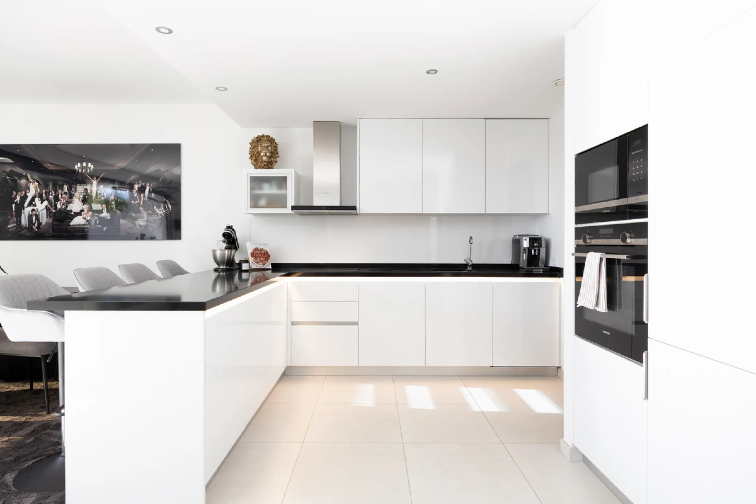 This townhouse in Los Miradores del Sol, Bel-Air Estepona, is one of the very best units in the community, built in 2022 and presented in excellent condition with high-quality materials throughout. It offers a smart layout and generously sized bedrooms.