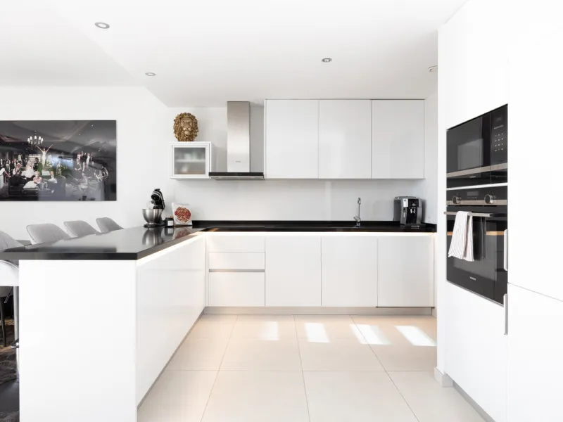 This townhouse in Los Miradores del Sol, Bel-Air Estepona, is one of the very best units in the community, built in 2022 and presented in excellent condition with high-quality materials throughout. It offers a smart layout and generously sized bedrooms.