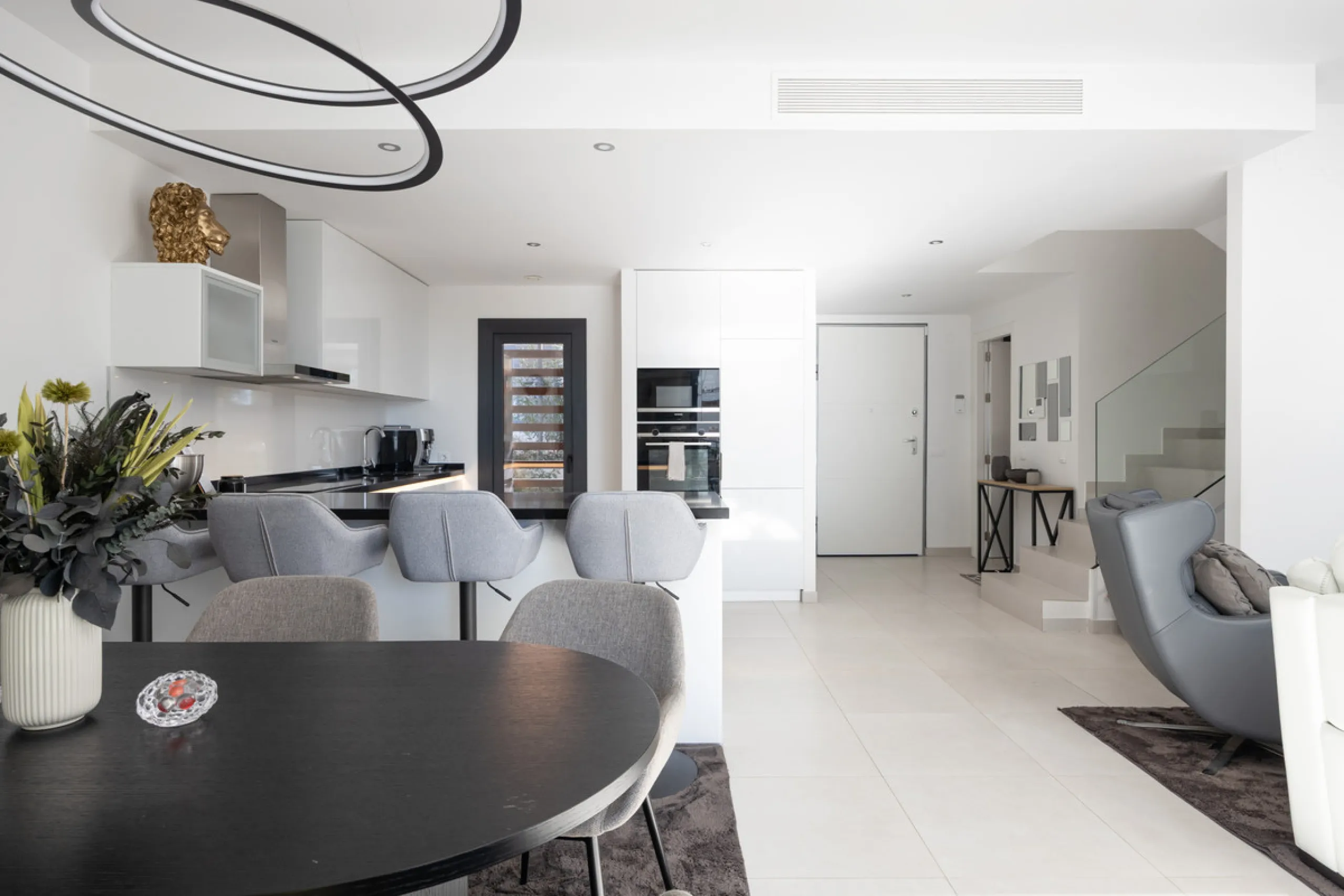 This townhouse in Los Miradores del Sol, Bel-Air Estepona, is one of the very best units in the community, built in 2022 and presented in excellent condition with high-quality materials throughout. It offers a smart layout and generously sized bedrooms.