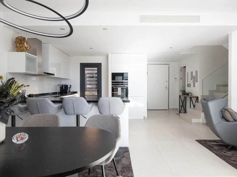 This townhouse in Los Miradores del Sol, Bel-Air Estepona, is one of the very best units in the community, built in 2022 and presented in excellent condition with high-quality materials throughout. It offers a smart layout and generously sized bedrooms.