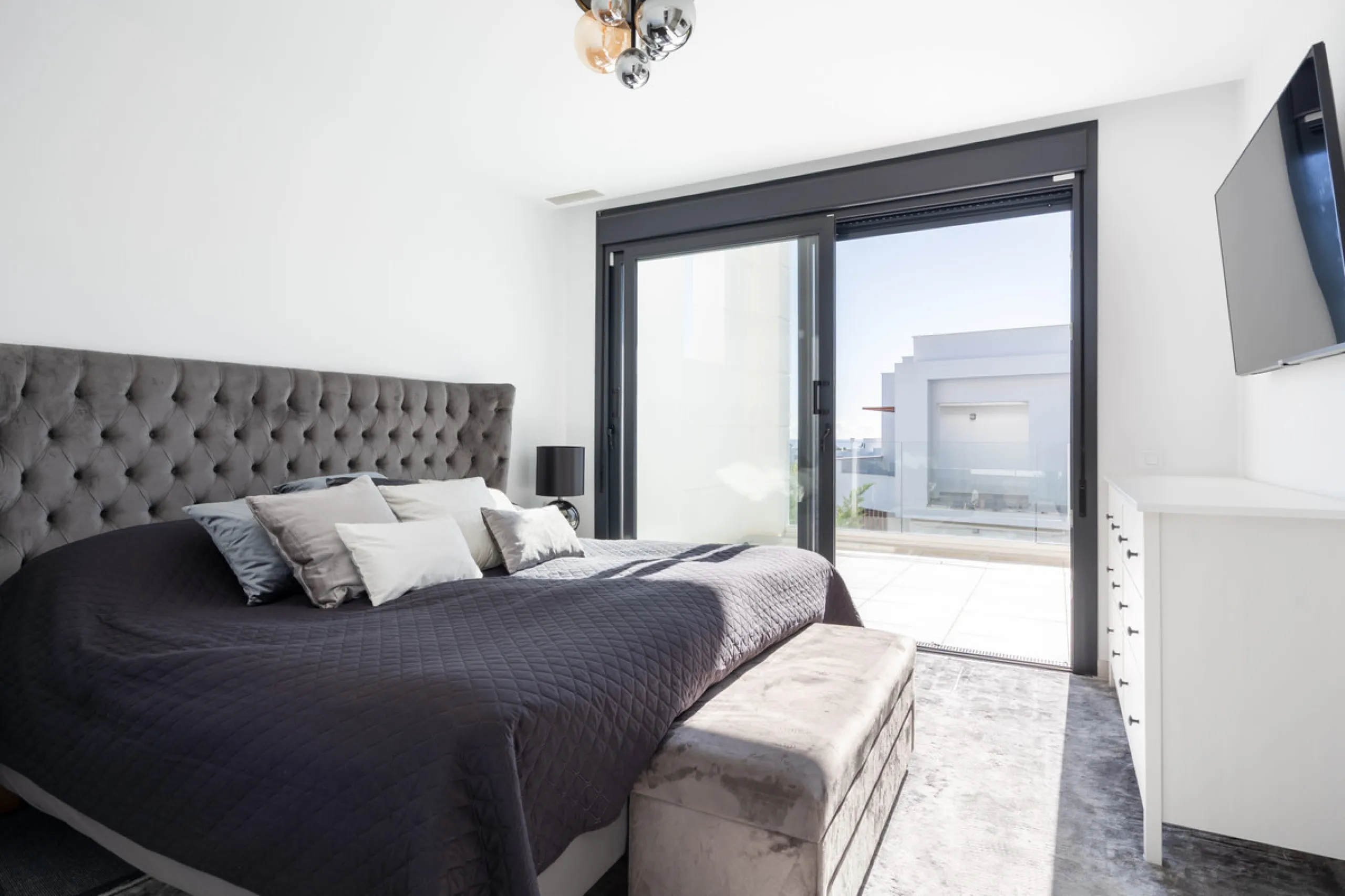 This townhouse in Los Miradores del Sol, Bel-Air Estepona, is one of the very best units in the community, built in 2022 and presented in excellent condition with high-quality materials throughout. It offers a smart layout and generously sized bedrooms.