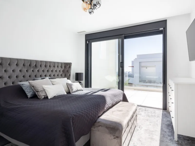 This townhouse in Los Miradores del Sol, Bel-Air Estepona, is one of the very best units in the community, built in 2022 and presented in excellent condition with high-quality materials throughout. It offers a smart layout and generously sized bedrooms.