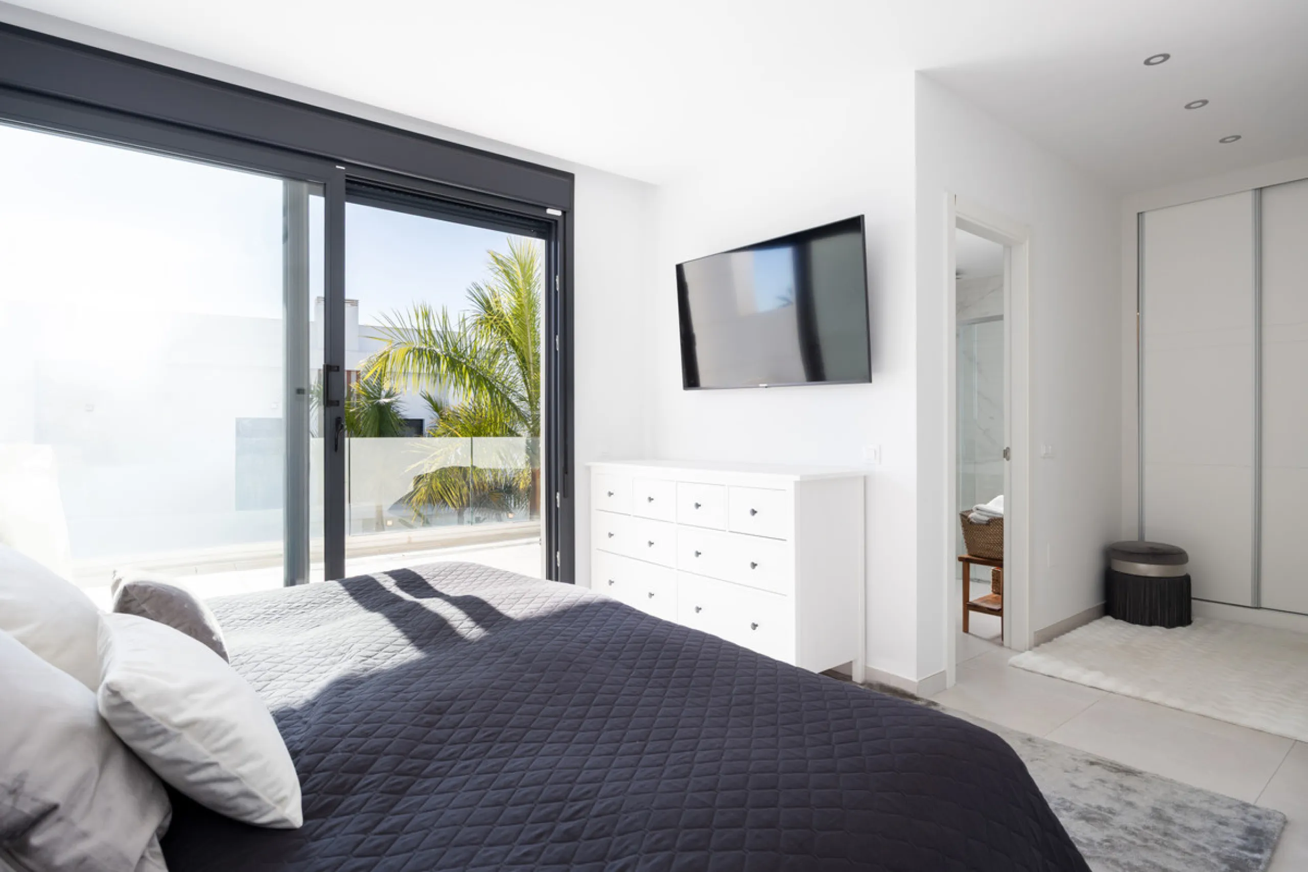 This townhouse in Los Miradores del Sol, Bel-Air Estepona, is one of the very best units in the community, built in 2022 and presented in excellent condition with high-quality materials throughout. It offers a smart layout and generously sized bedrooms.