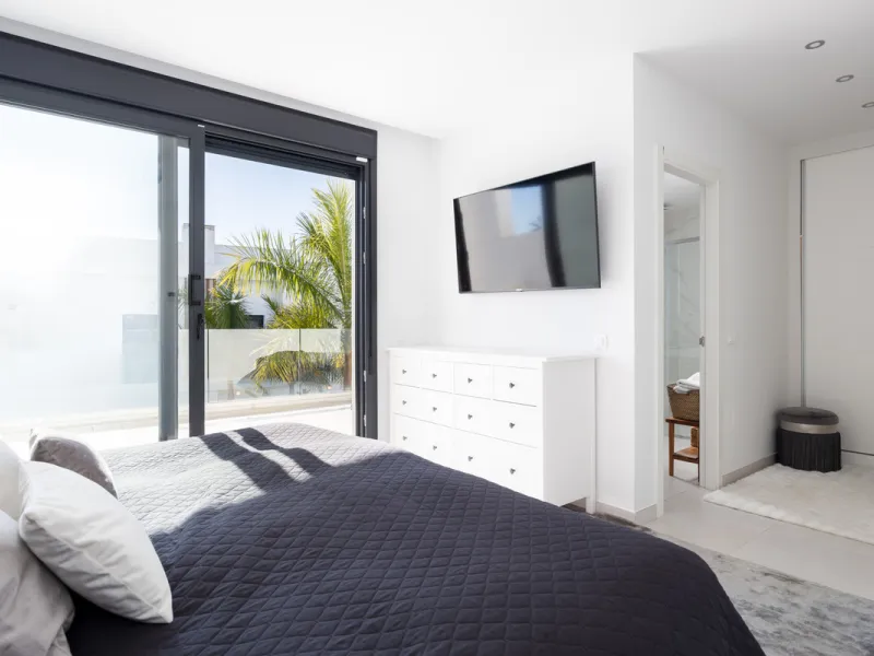 This townhouse in Los Miradores del Sol, Bel-Air Estepona, is one of the very best units in the community, built in 2022 and presented in excellent condition with high-quality materials throughout. It offers a smart layout and generously sized bedrooms.