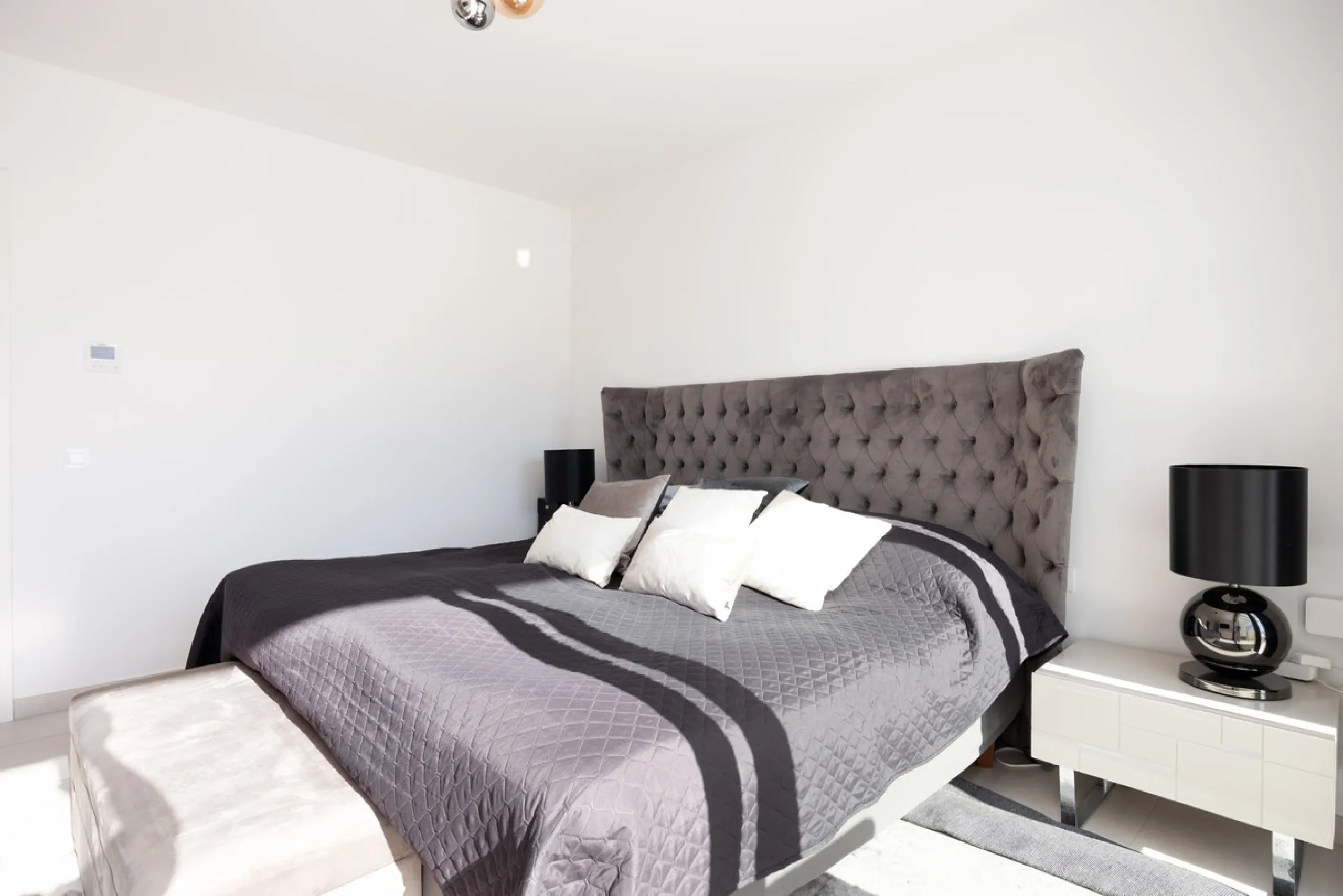 This townhouse in Los Miradores del Sol, Bel-Air Estepona, is one of the very best units in the community, built in 2022 and presented in excellent condition with high-quality materials throughout. It offers a smart layout and generously sized bedrooms.