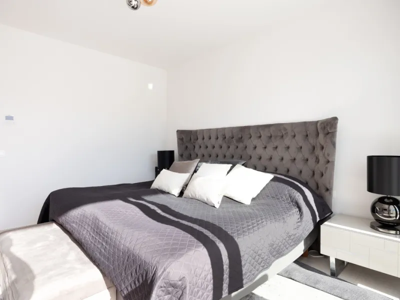 This townhouse in Los Miradores del Sol, Bel-Air Estepona, is one of the very best units in the community, built in 2022 and presented in excellent condition with high-quality materials throughout. It offers a smart layout and generously sized bedrooms.