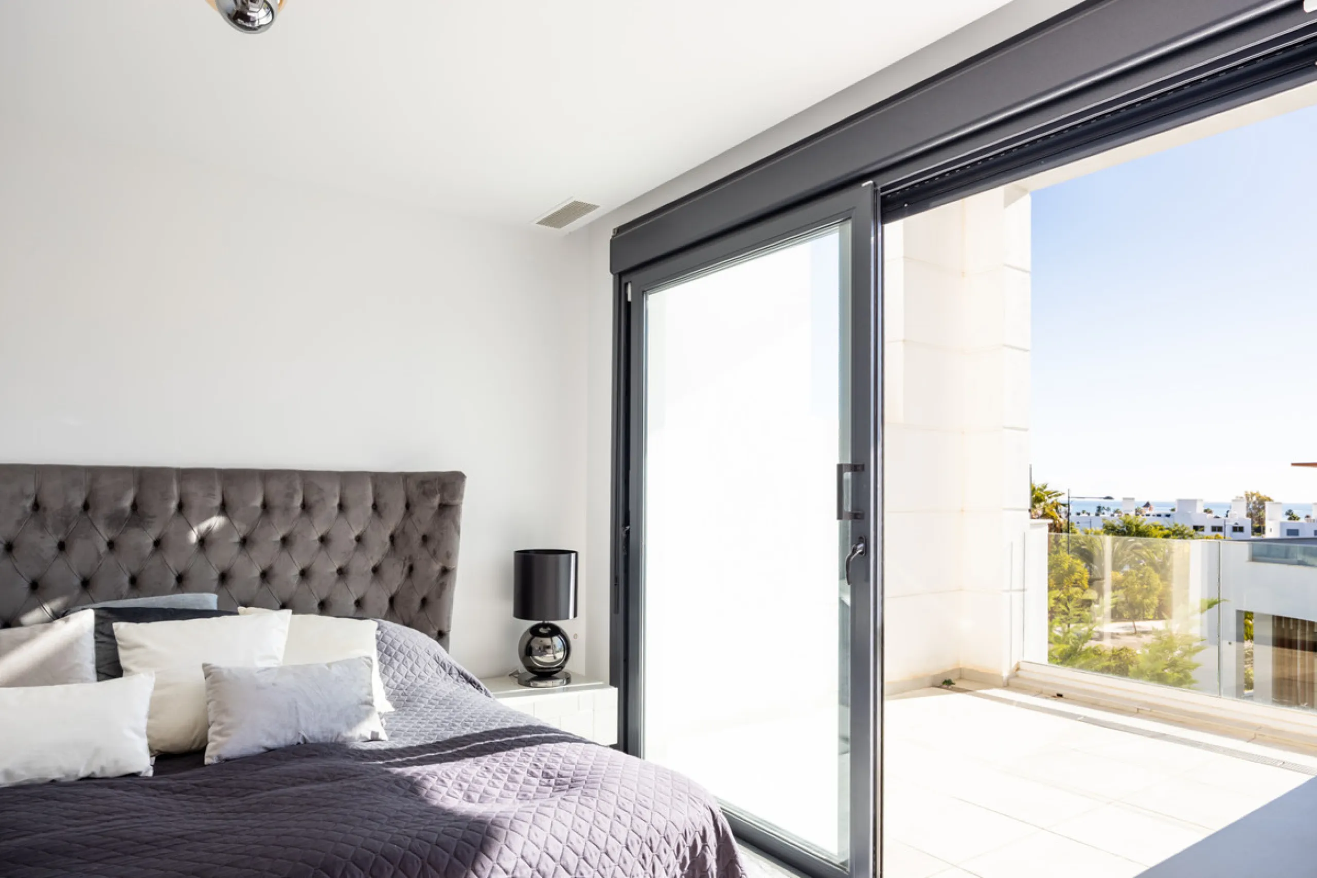 This townhouse in Los Miradores del Sol, Bel-Air Estepona, is one of the very best units in the community, built in 2022 and presented in excellent condition with high-quality materials throughout. It offers a smart layout and generously sized bedrooms.