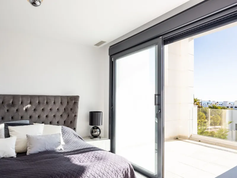 This townhouse in Los Miradores del Sol, Bel-Air Estepona, is one of the very best units in the community, built in 2022 and presented in excellent condition with high-quality materials throughout. It offers a smart layout and generously sized bedrooms.