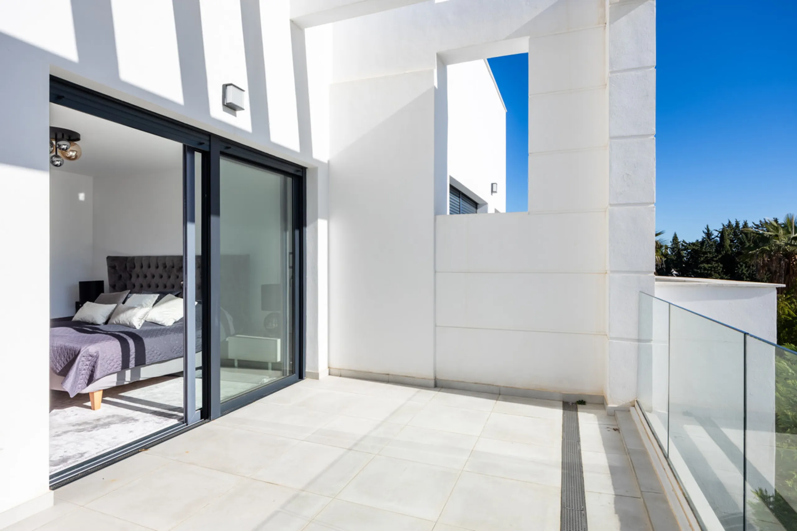This townhouse in Los Miradores del Sol, Bel-Air Estepona, is one of the very best units in the community, built in 2022 and presented in excellent condition with high-quality materials throughout. It offers a smart layout and generously sized bedrooms.