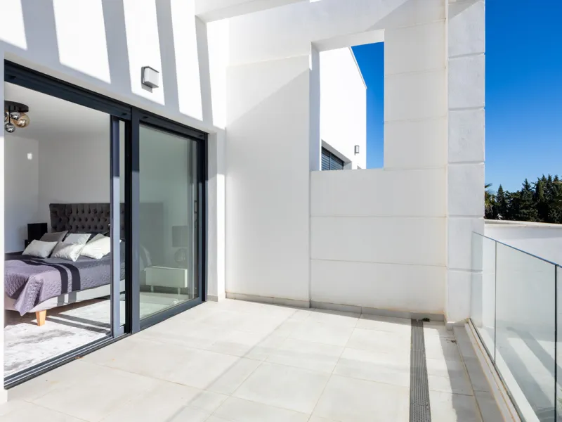 This townhouse in Los Miradores del Sol, Bel-Air Estepona, is one of the very best units in the community, built in 2022 and presented in excellent condition with high-quality materials throughout. It offers a smart layout and generously sized bedrooms.