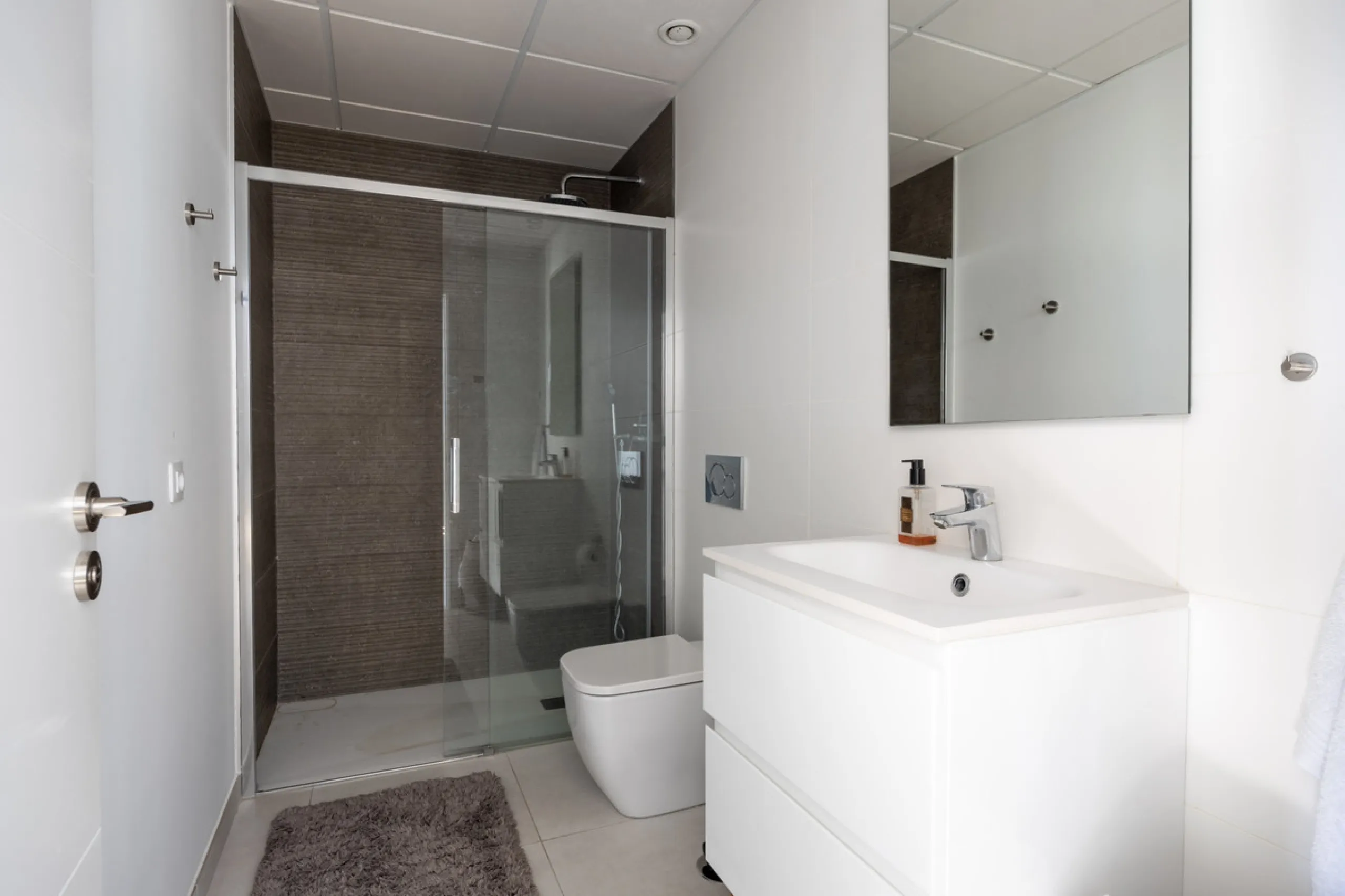 This townhouse in Los Miradores del Sol, Bel-Air Estepona, is one of the very best units in the community, built in 2022 and presented in excellent condition with high-quality materials throughout. It offers a smart layout and generously sized bedrooms.