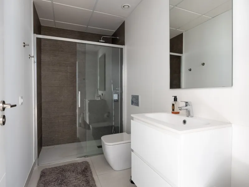 This townhouse in Los Miradores del Sol, Bel-Air Estepona, is one of the very best units in the community, built in 2022 and presented in excellent condition with high-quality materials throughout. It offers a smart layout and generously sized bedrooms.