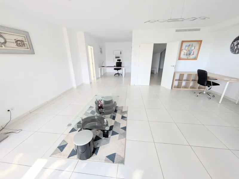 Discover this spectacular minimalist-style villa (built in 2019), located in one of the most privileged and tranquil areas of Benalmádena, surrounded by nature and with breathtaking sea views from its three terraces.