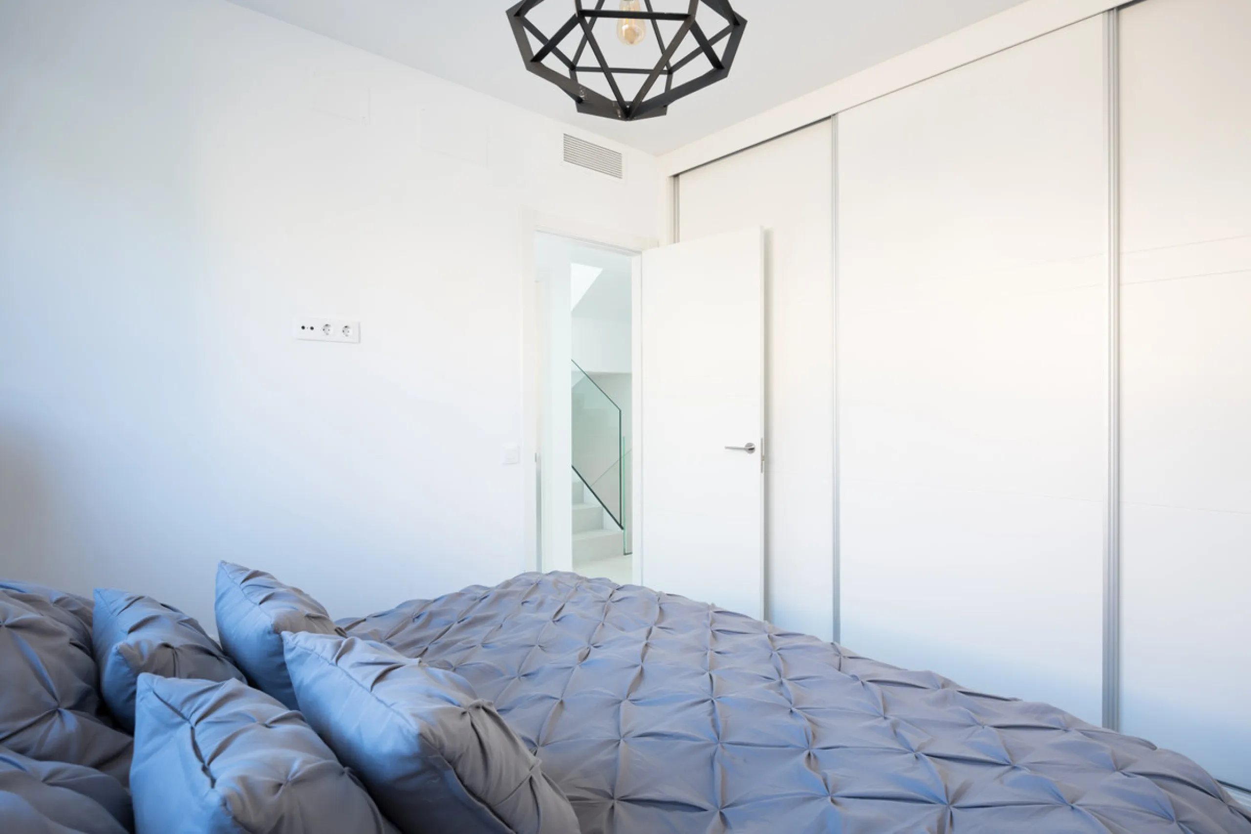 This townhouse in Los Miradores del Sol, Bel-Air Estepona, is one of the very best units in the community, built in 2022 and presented in excellent condition with high-quality materials throughout. It offers a smart layout and generously sized bedrooms.
