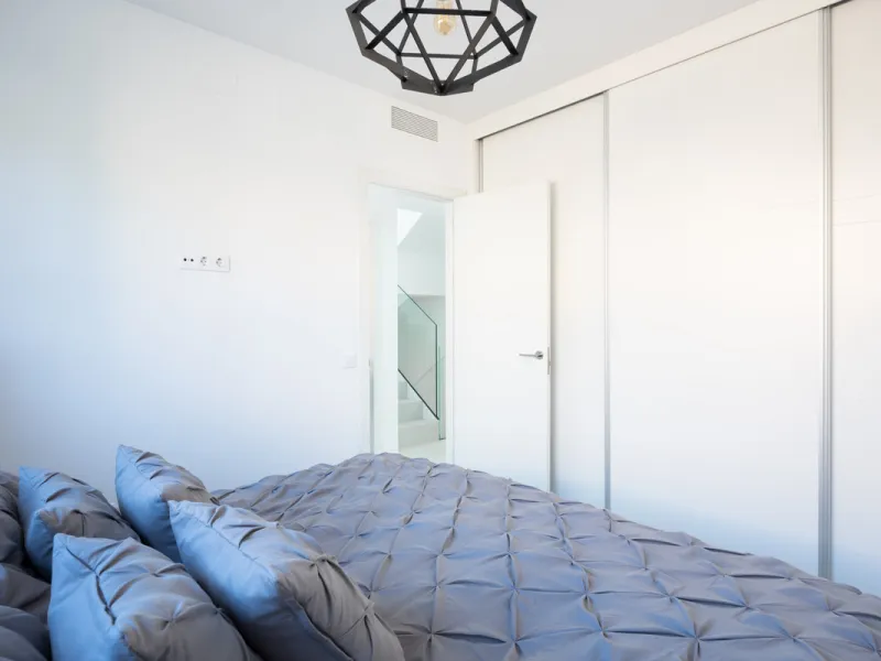 This townhouse in Los Miradores del Sol, Bel-Air Estepona, is one of the very best units in the community, built in 2022 and presented in excellent condition with high-quality materials throughout. It offers a smart layout and generously sized bedrooms.