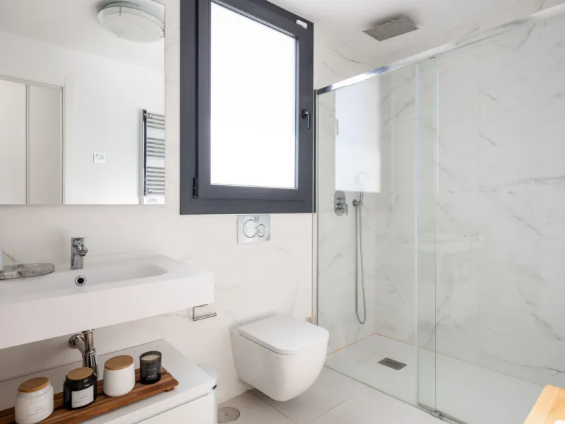 This townhouse in Los Miradores del Sol, Bel-Air Estepona, is one of the very best units in the community, built in 2022 and presented in excellent condition with high-quality materials throughout. It offers a smart layout and generously sized bedrooms.