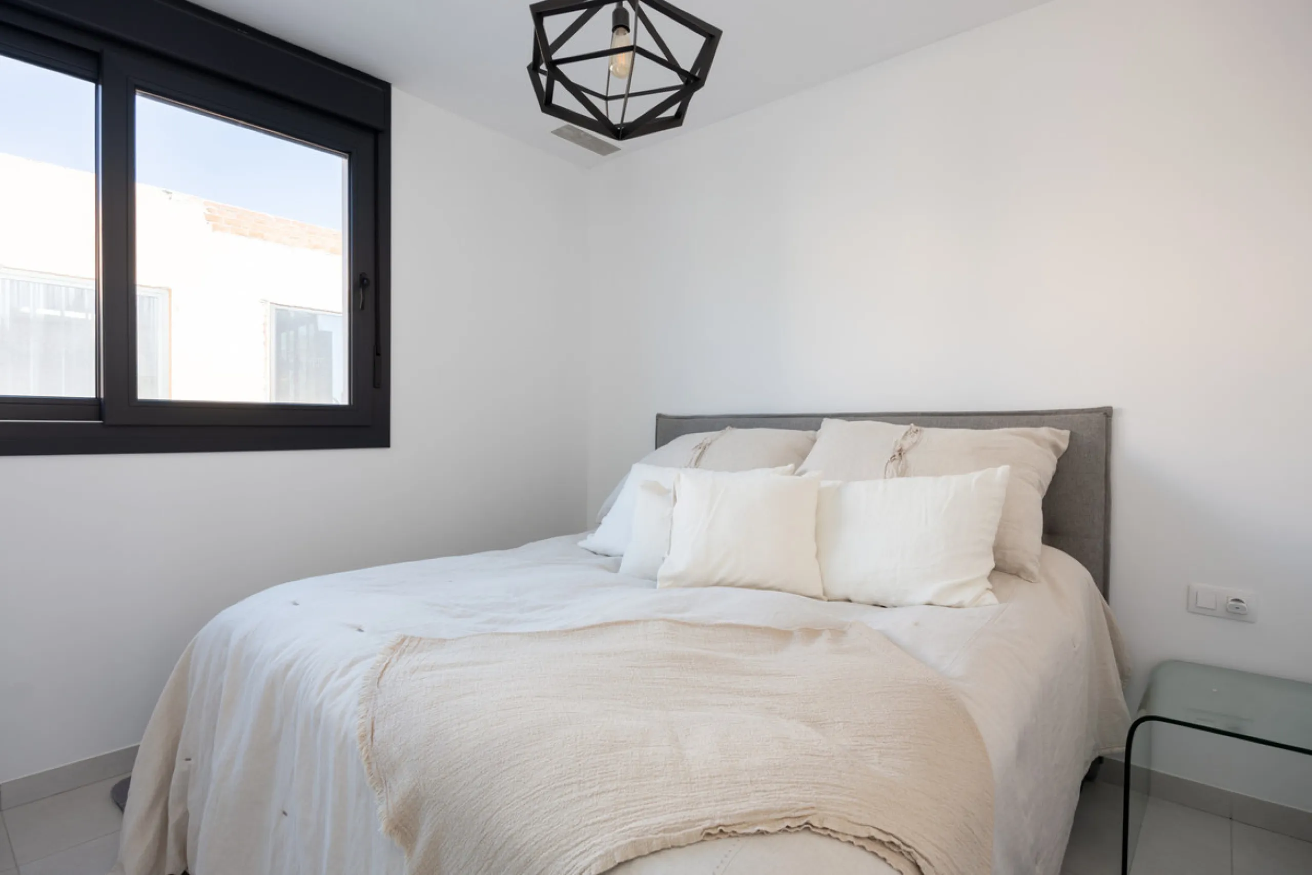 This townhouse in Los Miradores del Sol, Bel-Air Estepona, is one of the very best units in the community, built in 2022 and presented in excellent condition with high-quality materials throughout. It offers a smart layout and generously sized bedrooms.