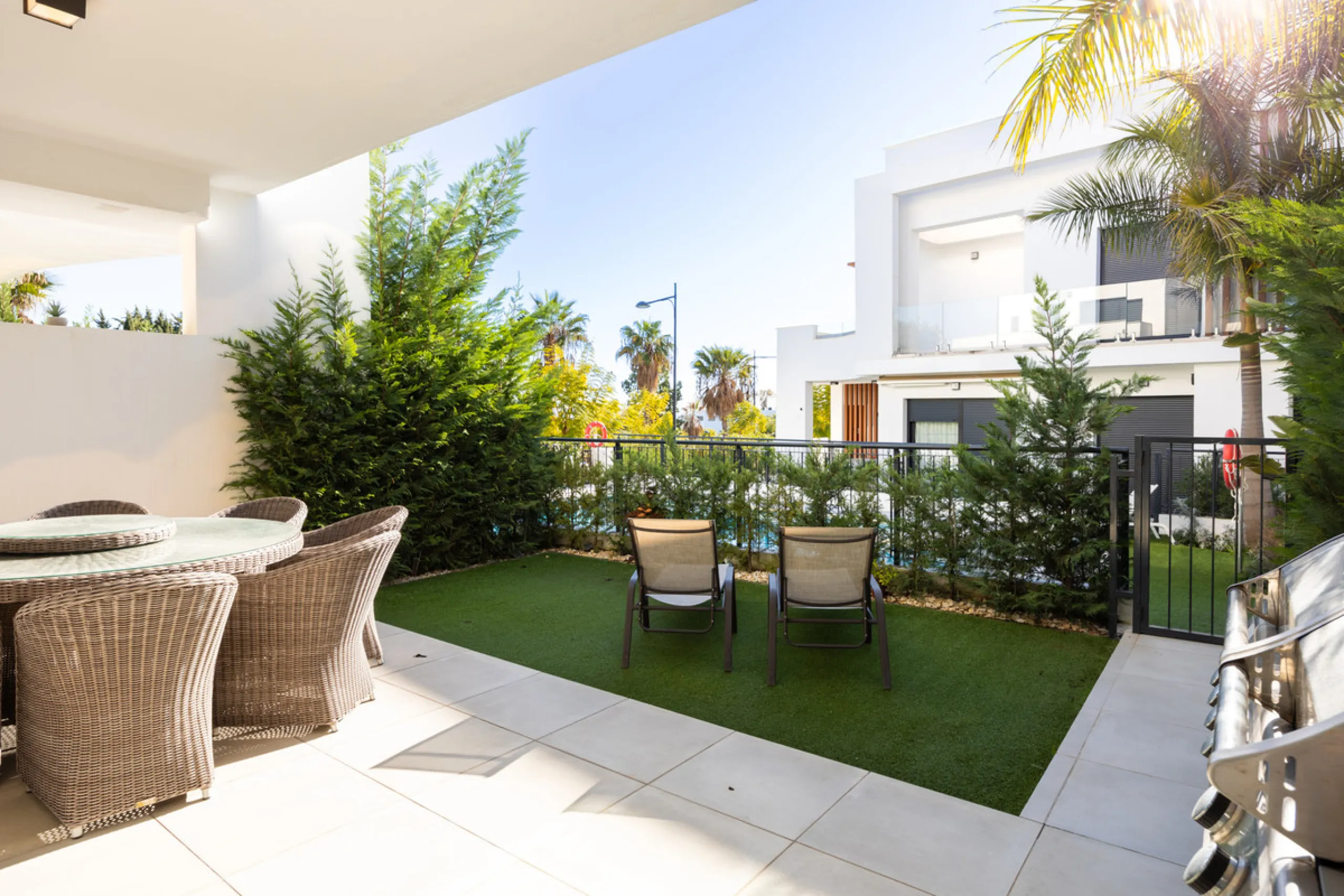 This townhouse in Los Miradores del Sol, Bel-Air Estepona, is one of the very best units in the community, built in 2022 and presented in excellent condition with high-quality materials throughout. It offers a smart layout and generously sized bedrooms.