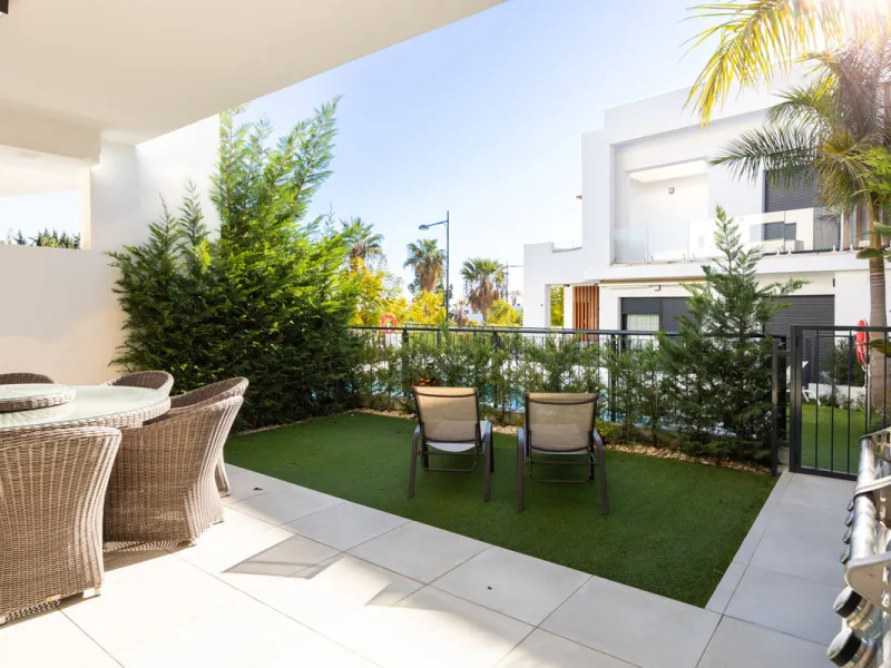 This townhouse in Los Miradores del Sol, Bel-Air Estepona, is one of the very best units in the community, built in 2022 and presented in excellent condition with high-quality materials throughout. It offers a smart layout and generously sized bedrooms.