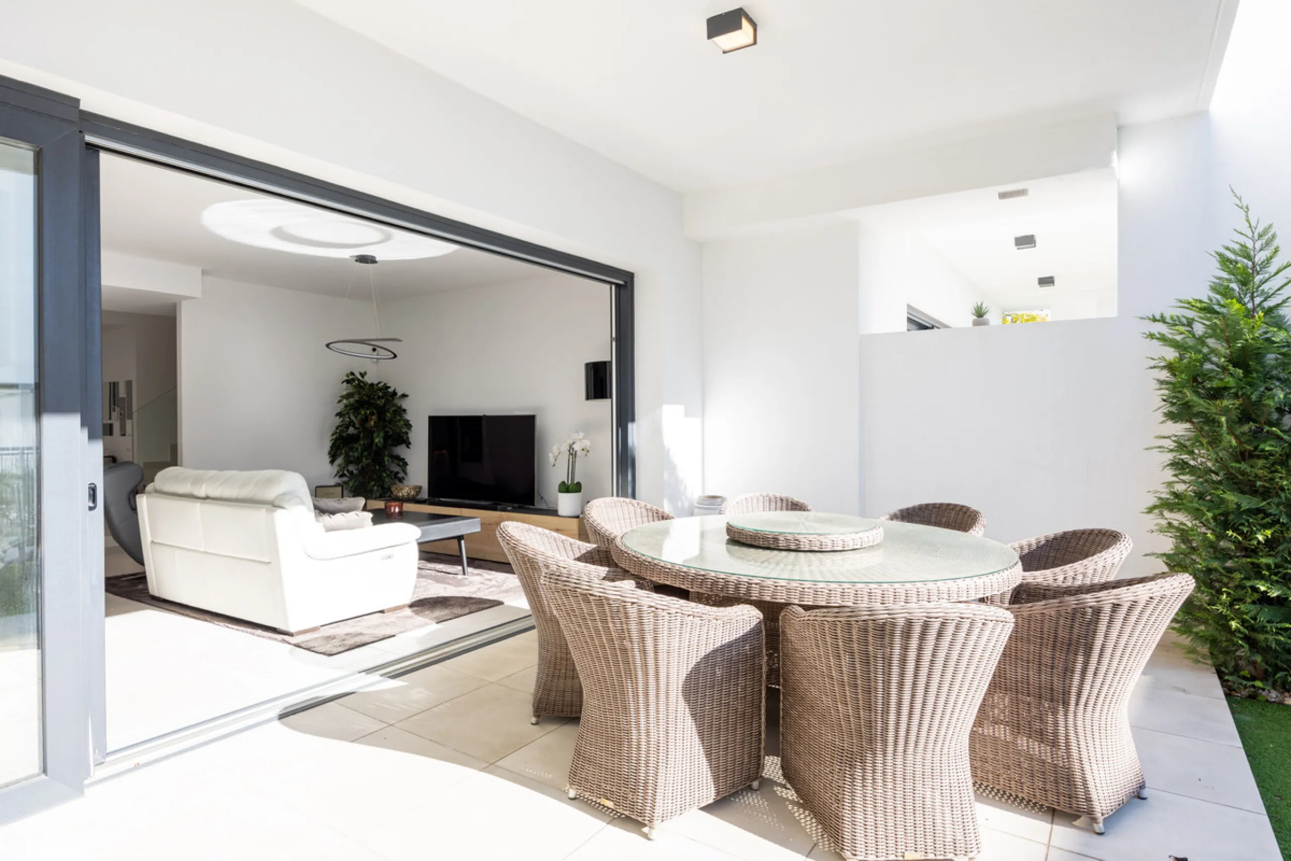 This townhouse in Los Miradores del Sol, Bel-Air Estepona, is one of the very best units in the community, built in 2022 and presented in excellent condition with high-quality materials throughout. It offers a smart layout and generously sized bedrooms.