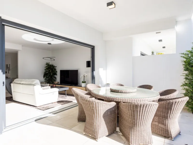 This townhouse in Los Miradores del Sol, Bel-Air Estepona, is one of the very best units in the community, built in 2022 and presented in excellent condition with high-quality materials throughout. It offers a smart layout and generously sized bedrooms.