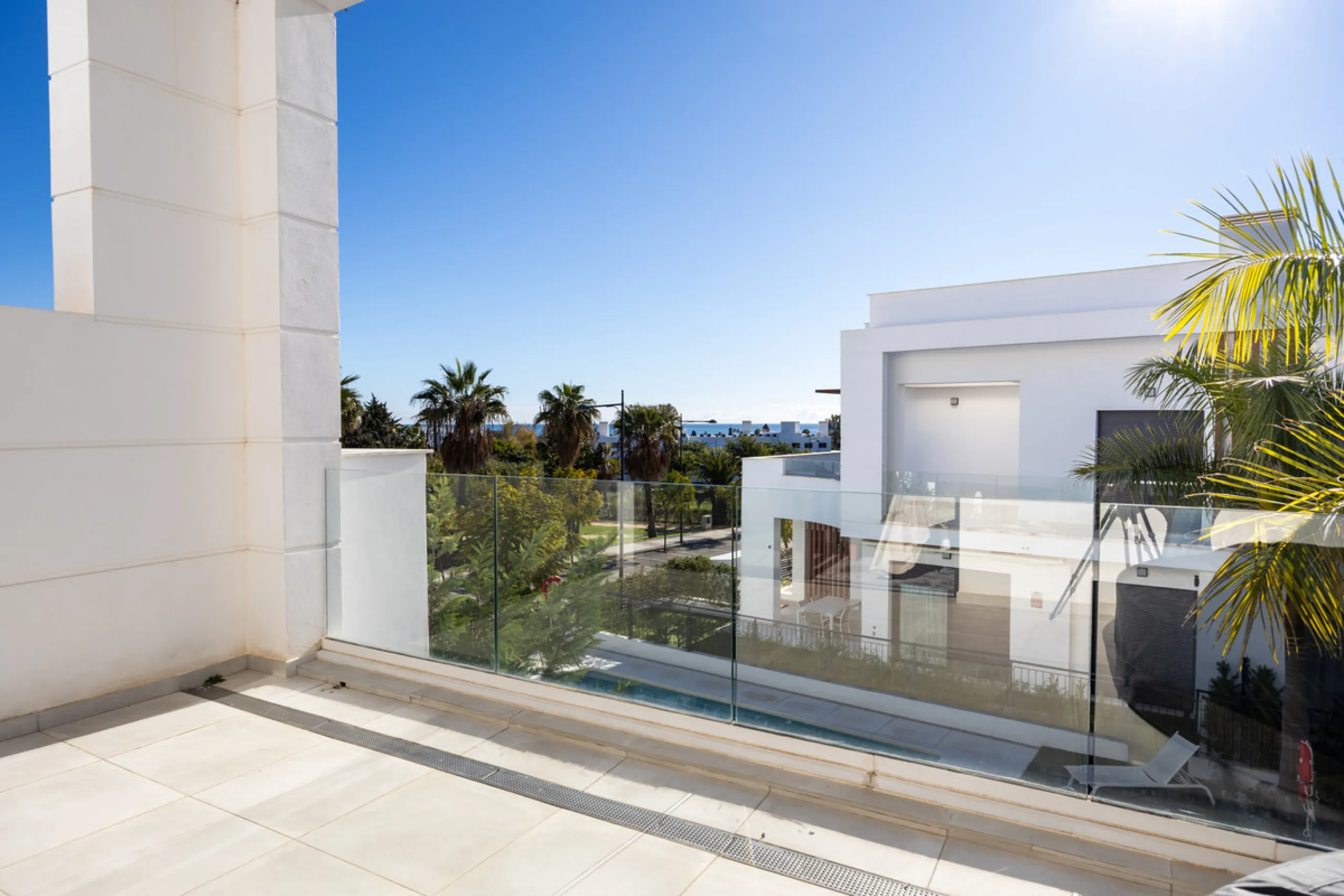 This townhouse in Los Miradores del Sol, Bel-Air Estepona, is one of the very best units in the community, built in 2022 and presented in excellent condition with high-quality materials throughout. It offers a smart layout and generously sized bedrooms.