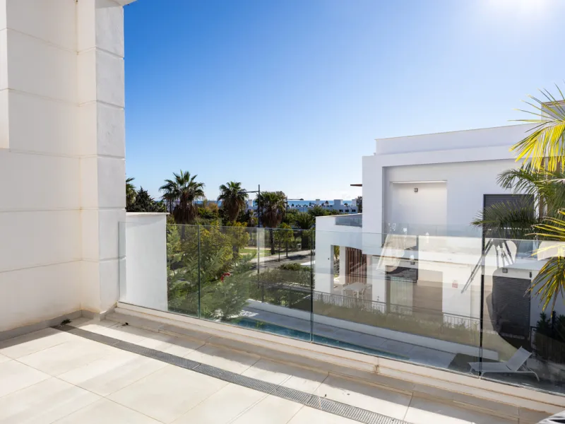 This townhouse in Los Miradores del Sol, Bel-Air Estepona, is one of the very best units in the community, built in 2022 and presented in excellent condition with high-quality materials throughout. It offers a smart layout and generously sized bedrooms.