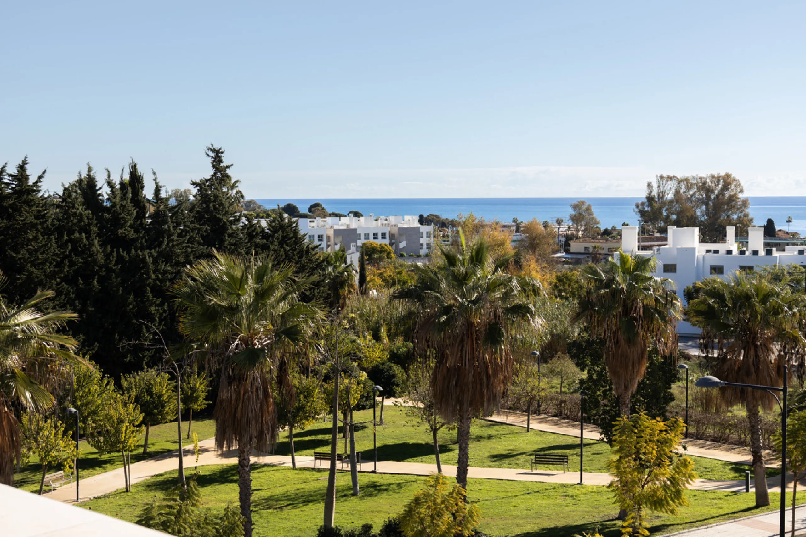 This townhouse in Los Miradores del Sol, Bel-Air Estepona, is one of the very best units in the community, built in 2022 and presented in excellent condition with high-quality materials throughout. It offers a smart layout and generously sized bedrooms.