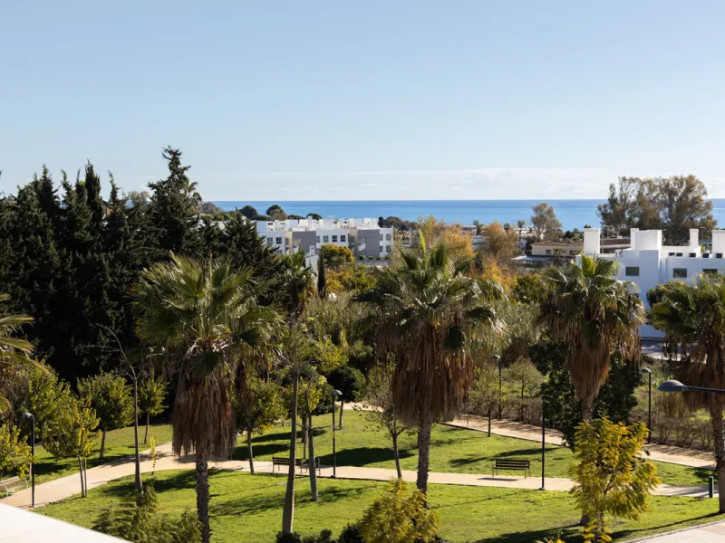 This townhouse in Los Miradores del Sol, Bel-Air Estepona, is one of the very best units in the community, built in 2022 and presented in excellent condition with high-quality materials throughout. It offers a smart layout and generously sized bedrooms.