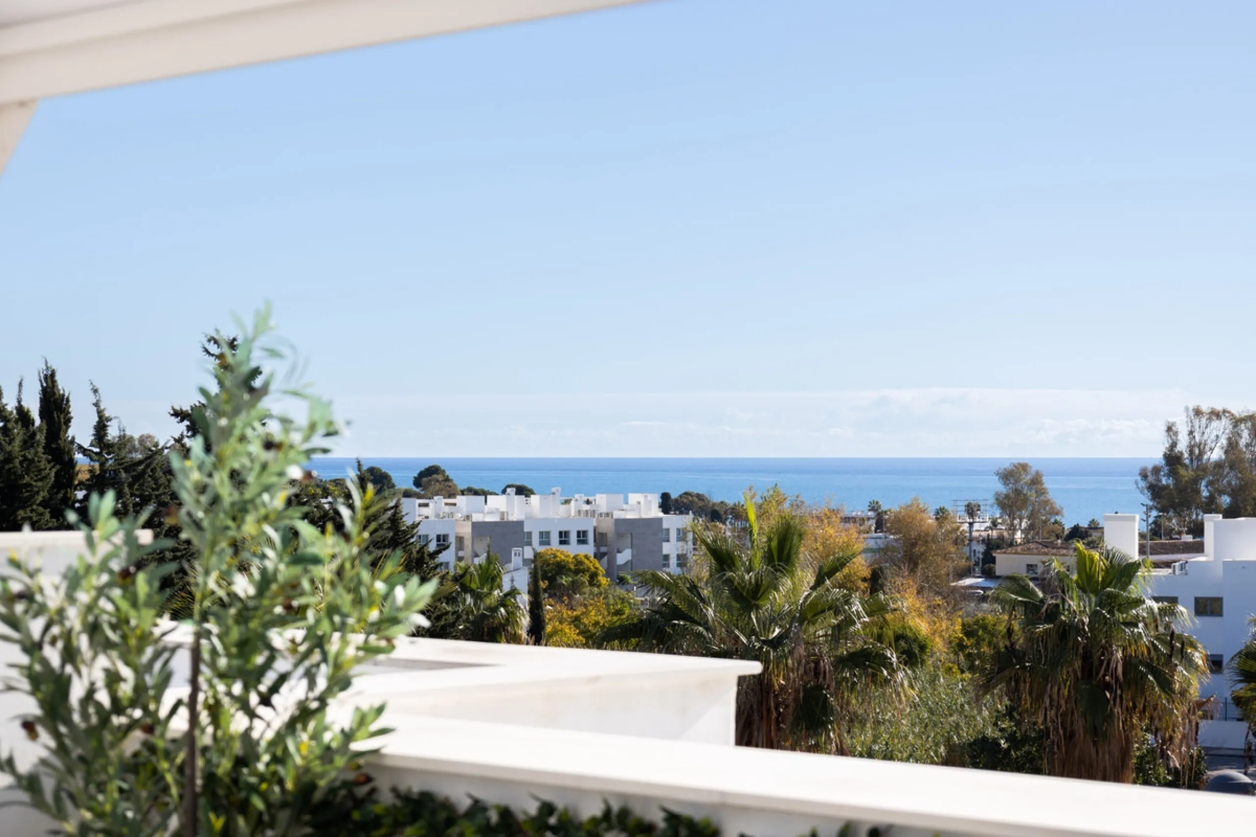 This townhouse in Los Miradores del Sol, Bel-Air Estepona, is one of the very best units in the community, built in 2022 and presented in excellent condition with high-quality materials throughout. It offers a smart layout and generously sized bedrooms.