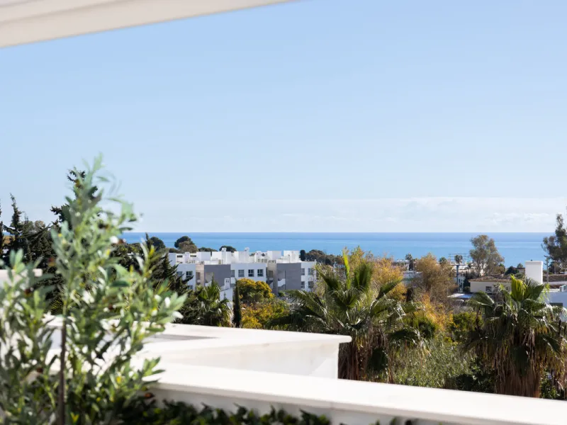 This townhouse in Los Miradores del Sol, Bel-Air Estepona, is one of the very best units in the community, built in 2022 and presented in excellent condition with high-quality materials throughout. It offers a smart layout and generously sized bedrooms.