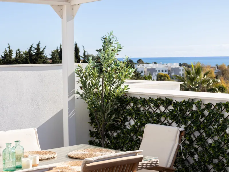 This townhouse in Los Miradores del Sol, Bel-Air Estepona, is one of the very best units in the community, built in 2022 and presented in excellent condition with high-quality materials throughout. It offers a smart layout and generously sized bedrooms.