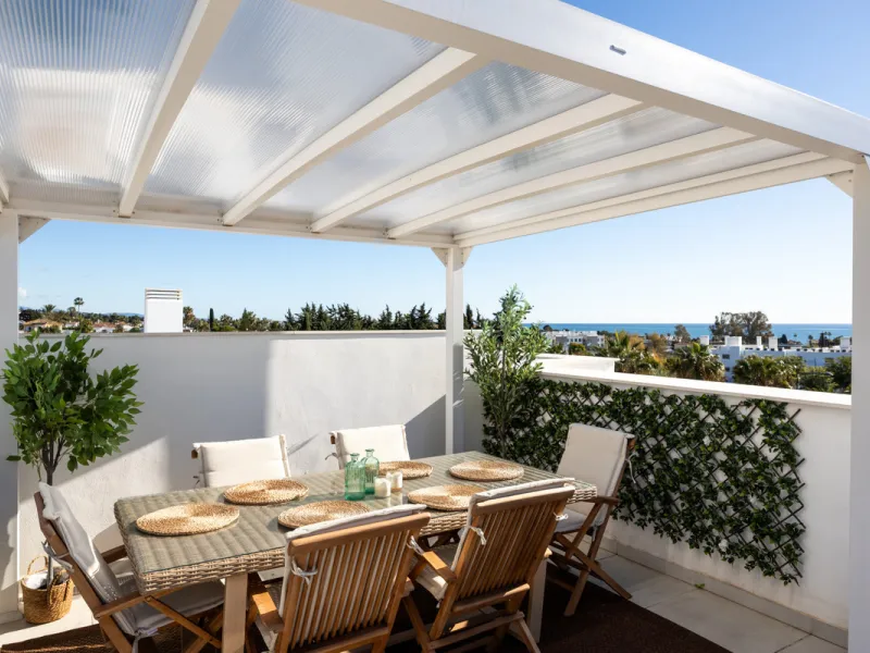 This townhouse in Los Miradores del Sol, Bel-Air Estepona, is one of the very best units in the community, built in 2022 and presented in excellent condition with high-quality materials throughout. It offers a smart layout and generously sized bedrooms.