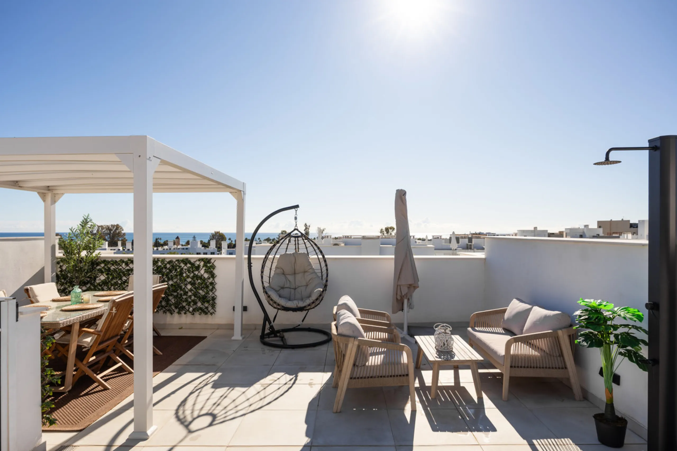 This townhouse in Los Miradores del Sol, Bel-Air Estepona, is one of the very best units in the community, built in 2022 and presented in excellent condition with high-quality materials throughout. It offers a smart layout and generously sized bedrooms.