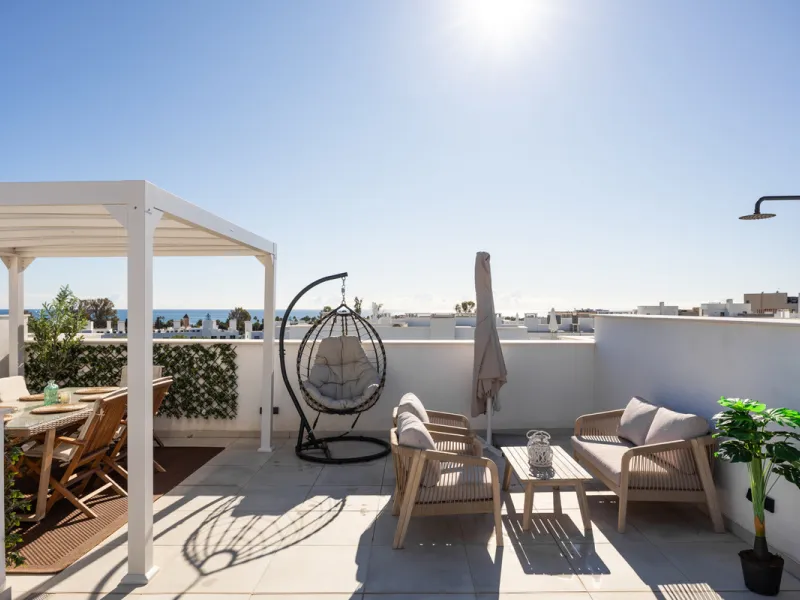 This townhouse in Los Miradores del Sol, Bel-Air Estepona, is one of the very best units in the community, built in 2022 and presented in excellent condition with high-quality materials throughout. It offers a smart layout and generously sized bedrooms.