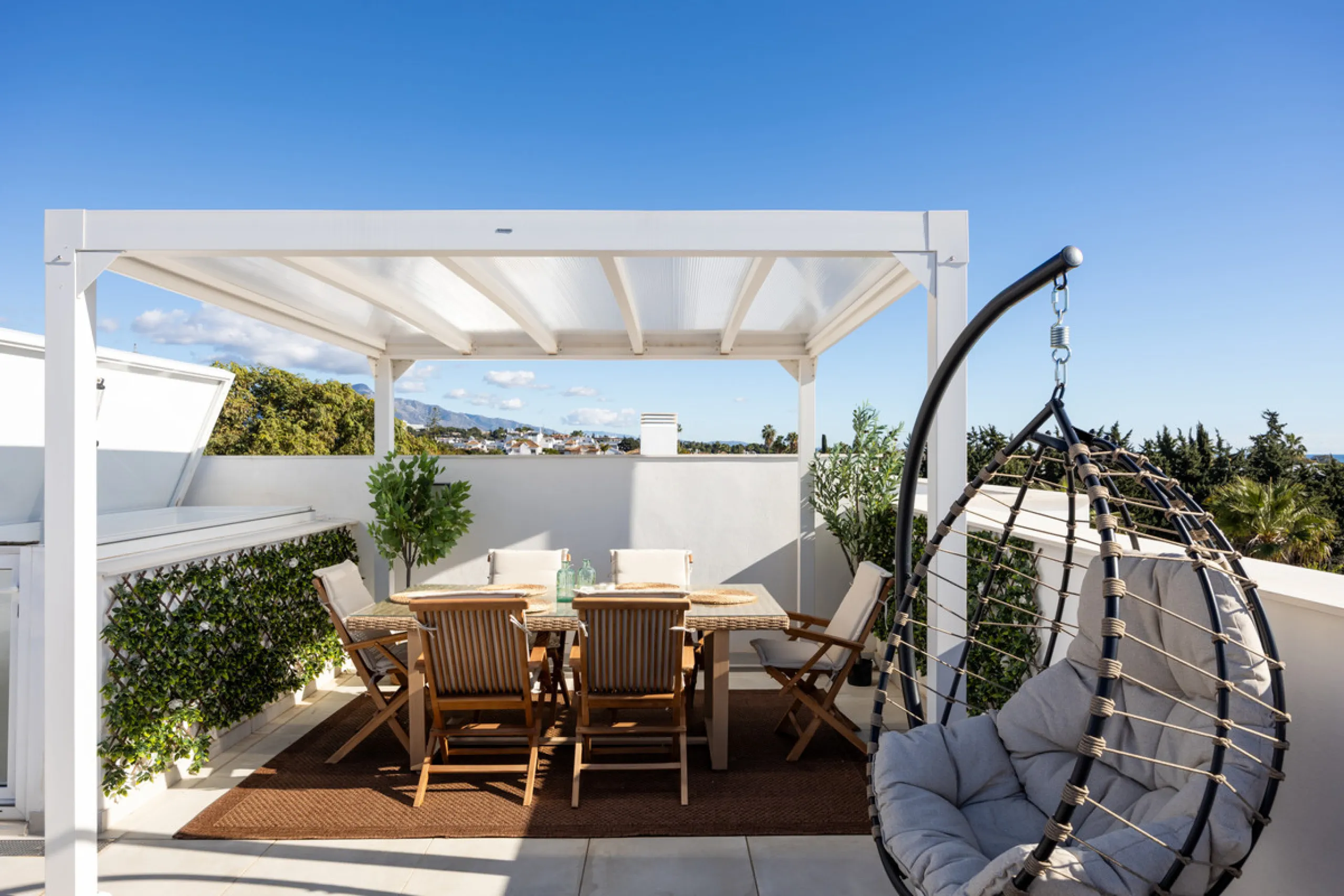 This townhouse in Los Miradores del Sol, Bel-Air Estepona, is one of the very best units in the community, built in 2022 and presented in excellent condition with high-quality materials throughout. It offers a smart layout and generously sized bedrooms.