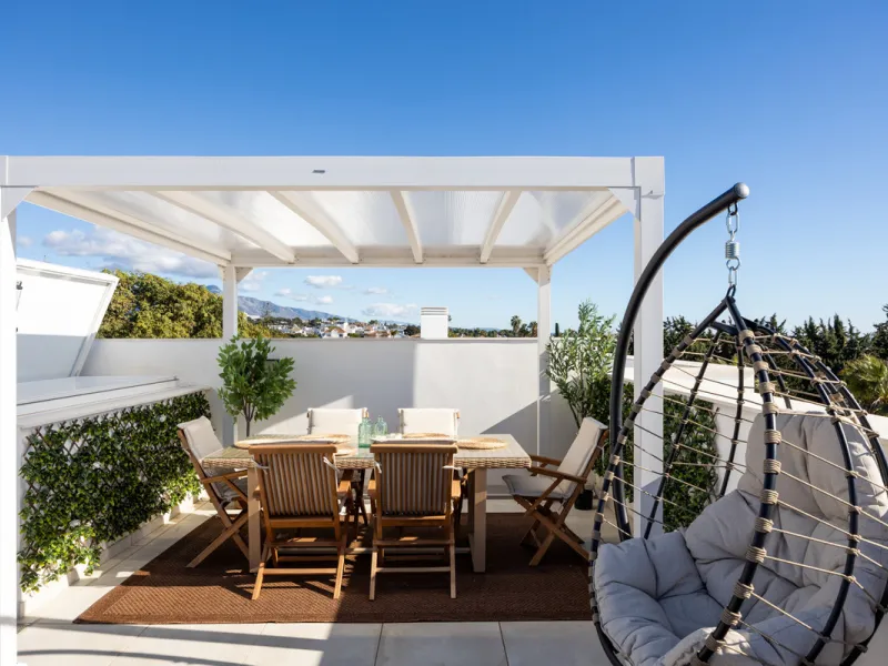 This townhouse in Los Miradores del Sol, Bel-Air Estepona, is one of the very best units in the community, built in 2022 and presented in excellent condition with high-quality materials throughout. It offers a smart layout and generously sized bedrooms.